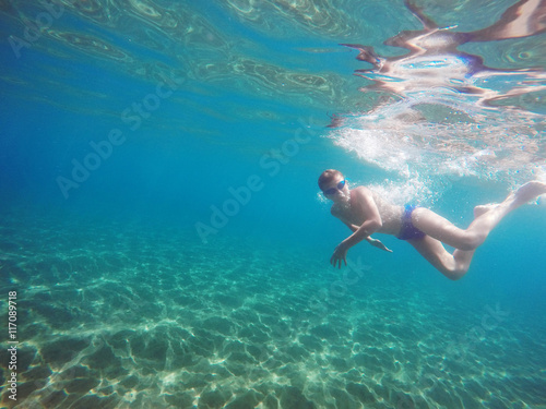 man dives into the sea © Photobank