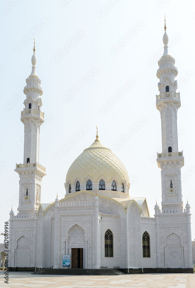 Obraz premium Bolgar city, Tatarstan, Russia - July 26, 2016: White mosque