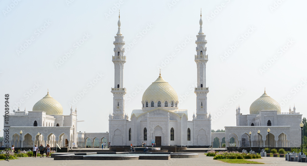 Obraz premium Bolgar city, Tatarstan, Russia - July 26, 2016: White mosque
