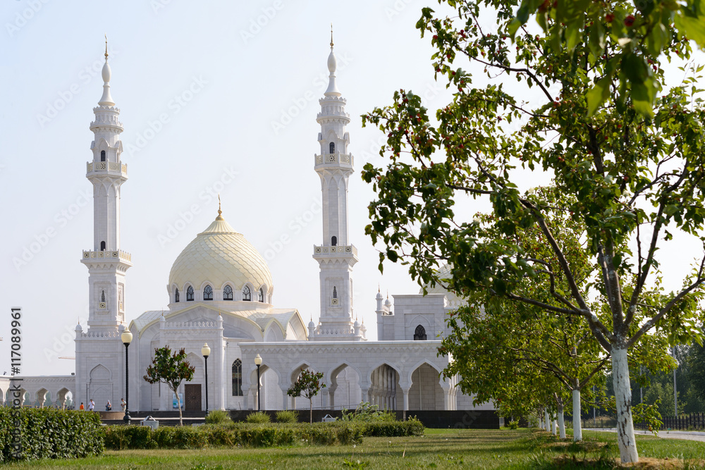Obraz premium Bolgar city, Tatarstan, Russia - July 26, 2016: White mosque