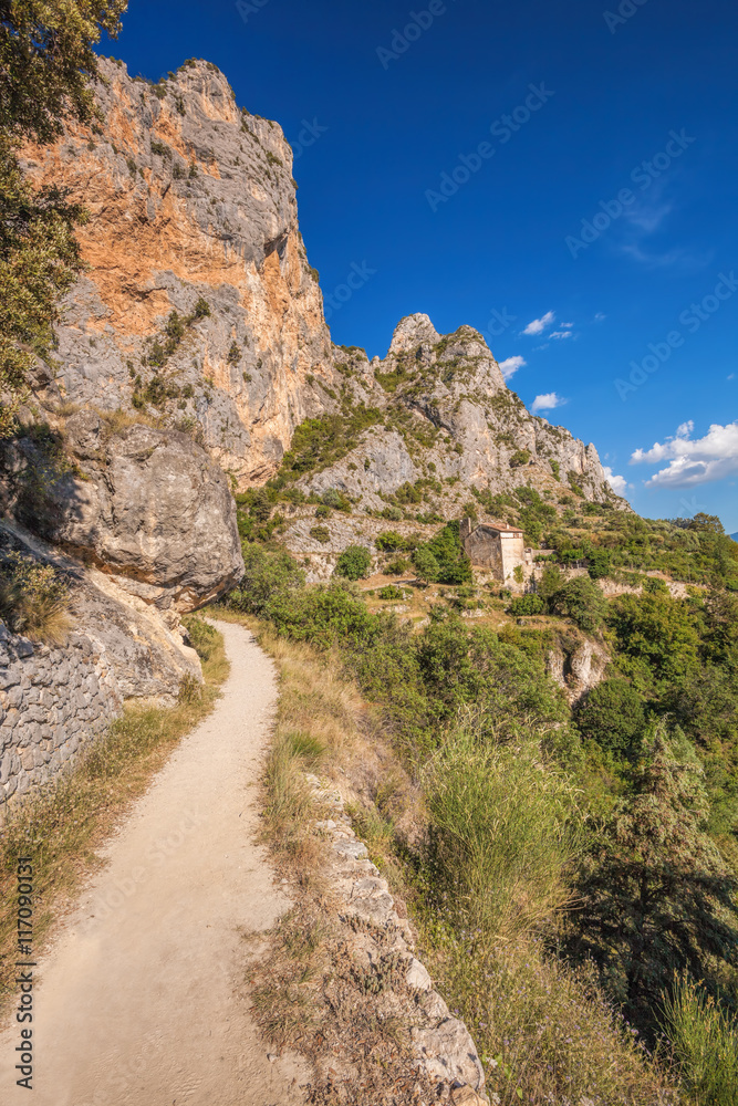 Φωτογραφία Moustiers Sainte Marie village with rocks in Provence, France