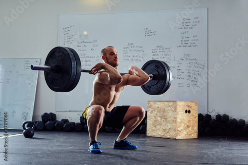 Foto Barbell front squat exercise