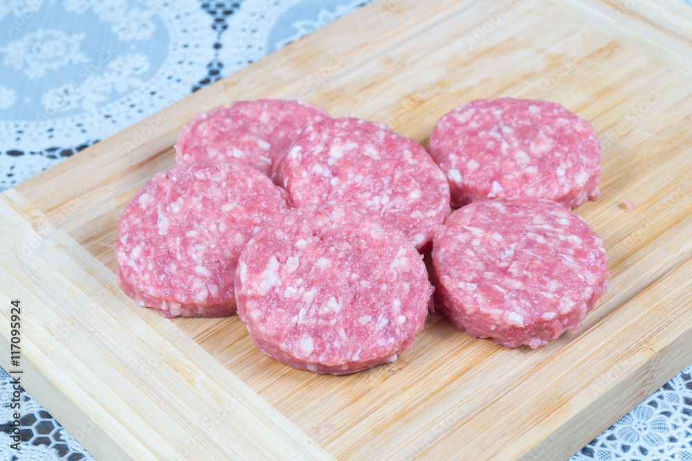 Hamburger e wustel crudi in primo piano, cerne cruda, carne da cuocere, carne da grigliare, carne griglia Hamburger e wustel crudi in primo piano, cerne cruda, carne da cuocere, carne da grigliare, carne griglia