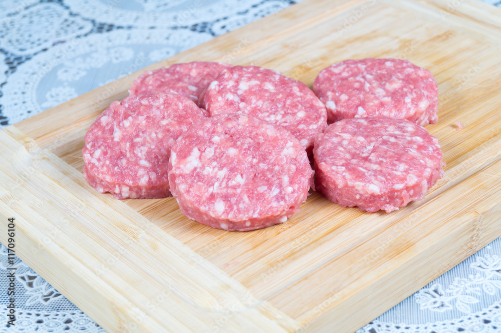 Hamburger e wustel crudi in primo piano, cerne cruda, carne da cuocere, carne da grigliare, carne griglia Hamburger e wustel crudi in primo piano, cerne cruda, carne da cuocere, carne da grigliare, carne griglia