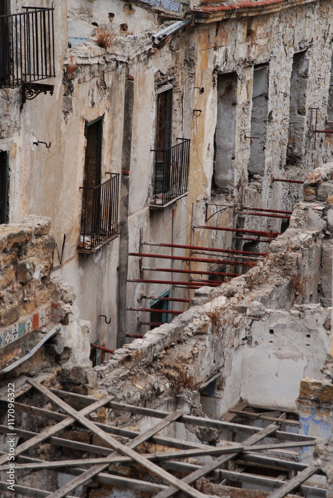 Viviendas en ruinas apuntaladas