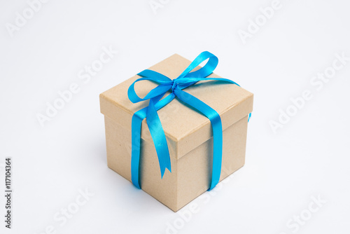 青いリボンのプレゼント箱（斜め）