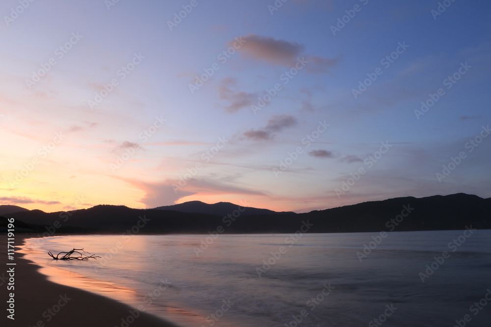 Fototapeta premium 夕焼けの海岸 日南海岸石波海岸