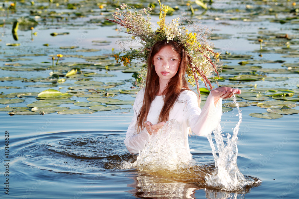 Фото Девушка стоит в воде