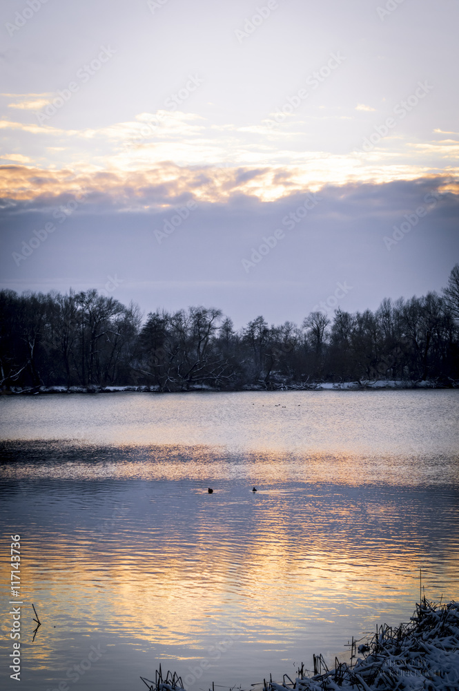 Naklejka premium winter evening on the river