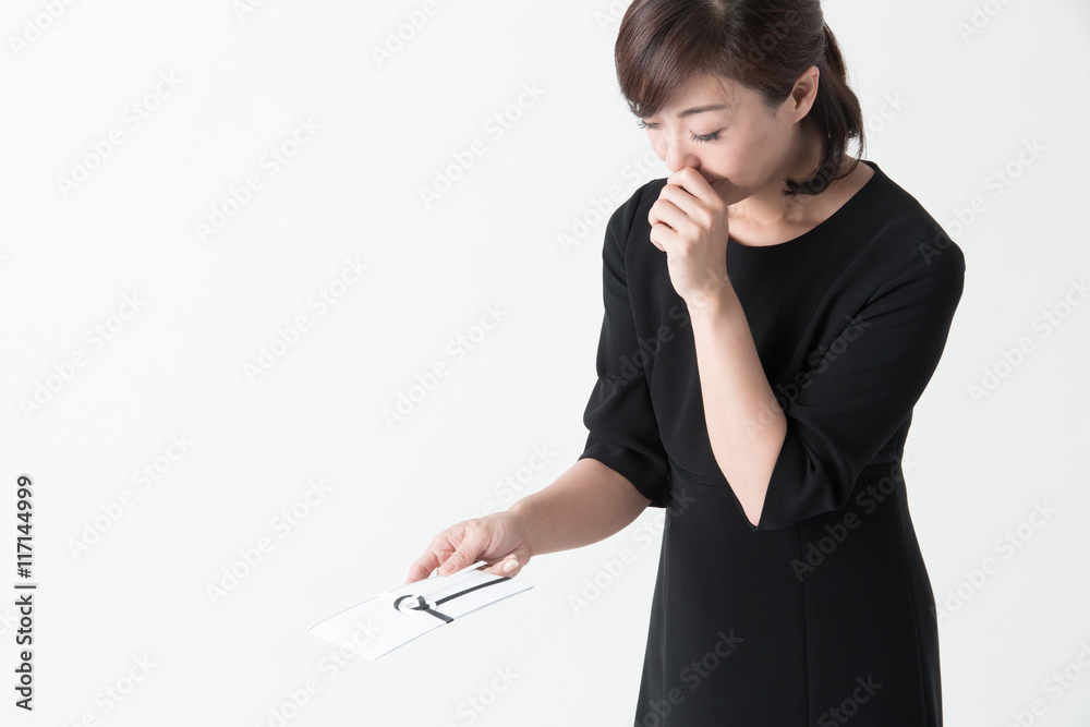 礼服のミドル女性・白バック