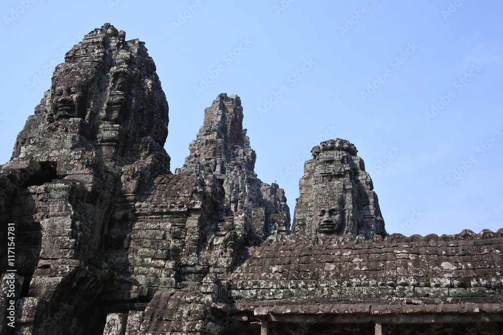 Gesichtertürme im Bayon von Angkor Thom im Sonnenschein