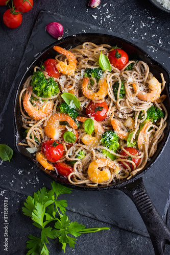 whole grain spaghetti pasta with shrimps and broccoli