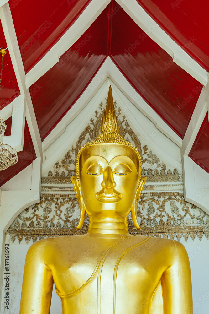 Fototapeta premium Thai gold buddha statue