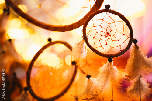 Fotografie black and white photo of a dream catcher at sunset purple dark background