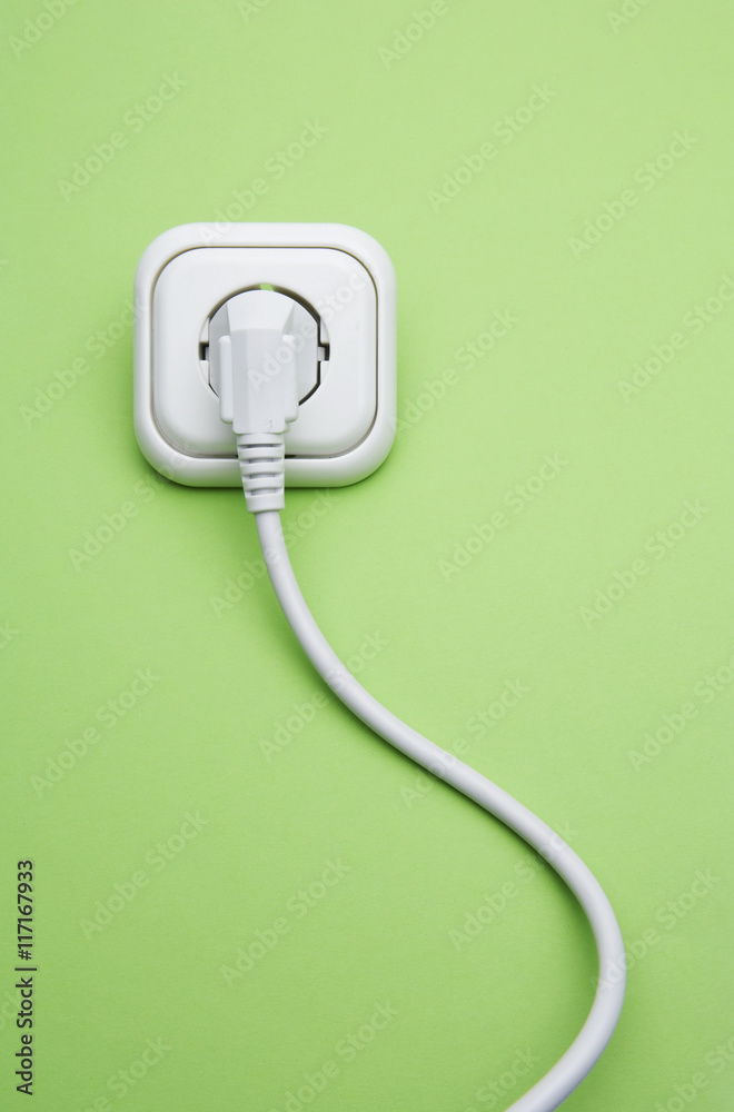 Steckdose mit Kabel vor Grün Steckdose mit Kabel vor Grün