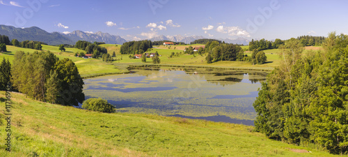 Panorama Landschaft in Bayern mit See und Berge im Allgäu