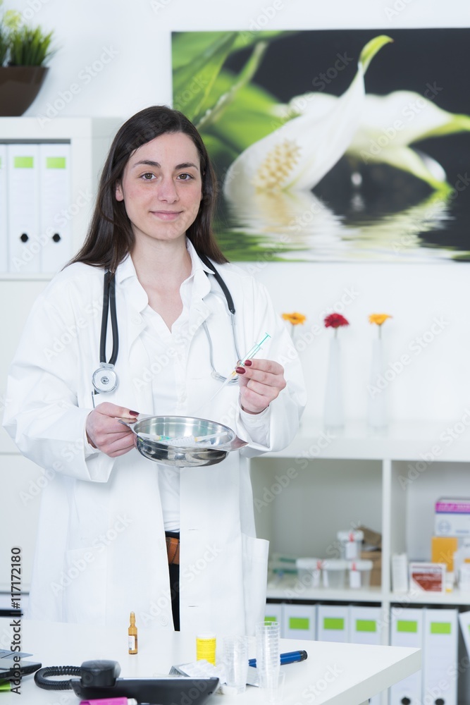 Fototapeta premium Arzthelferin mit Injektion