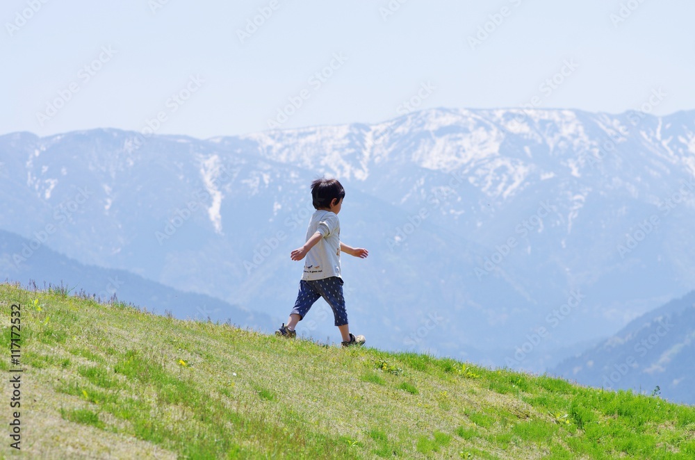 春山のハイキング