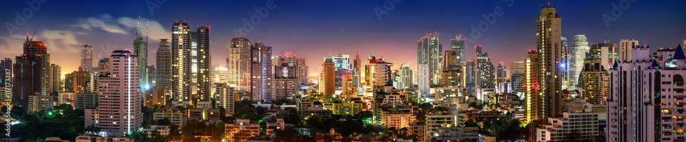 Panorama von Bangkok Skyline in der Nacht
