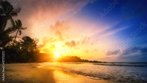 Fototapeta Naklejka Na Ścianę i Meble -  Sonnenuntergang am Meer, tropisches Paradies