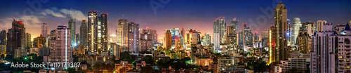 Panorama von Bangkok Skyline in der Nacht