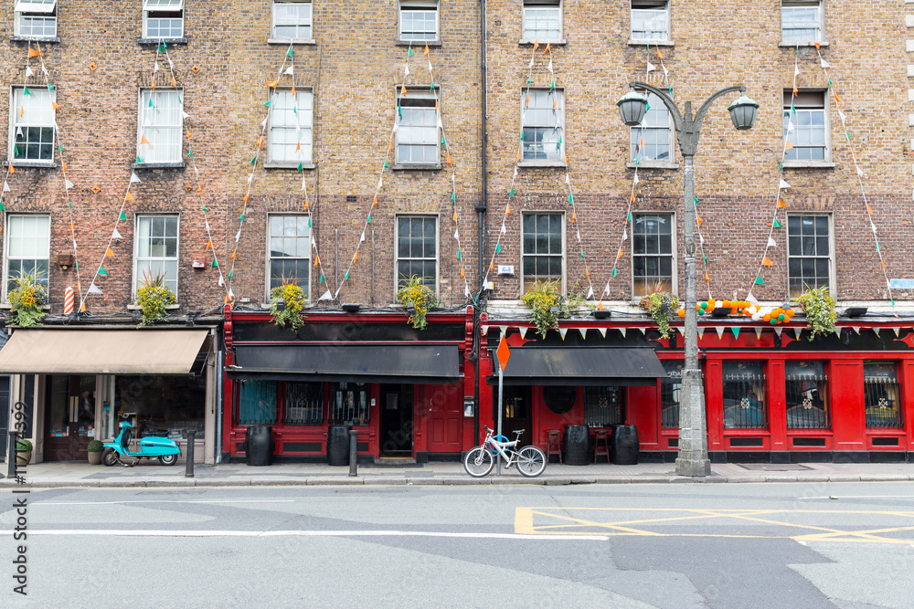 Fototapeta premium budynek z barem lub pubem na ulicy miasta Dublin