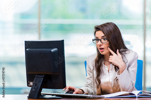 Konstfotografi Businesswoman sitting at the office desk