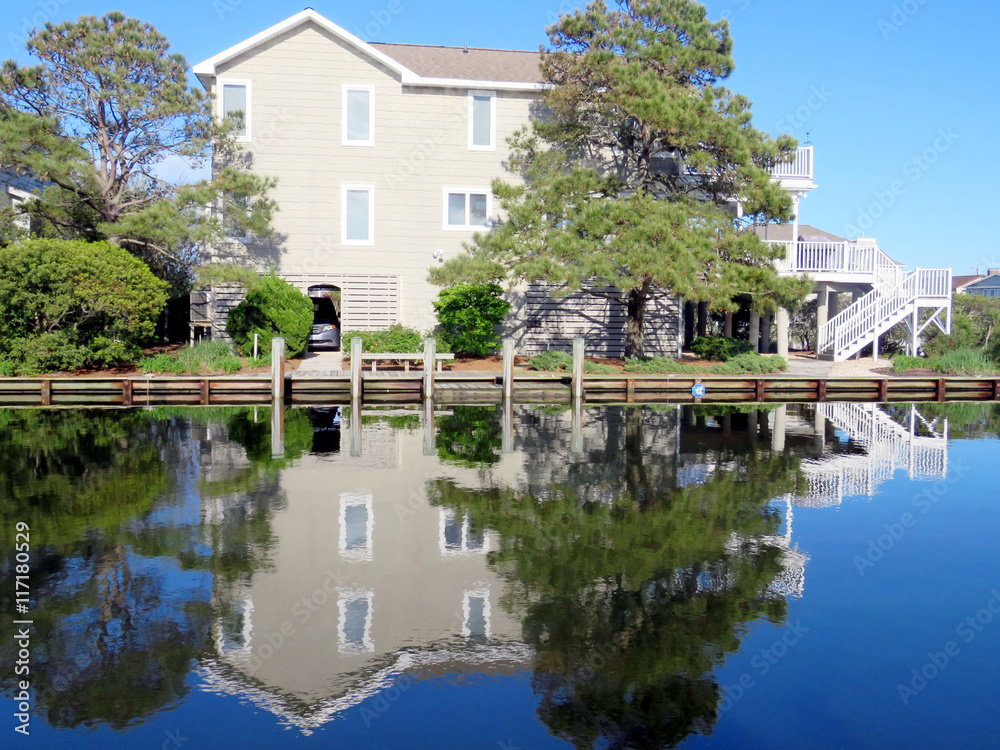Obraz premium South Bethany house and its reflection 2016