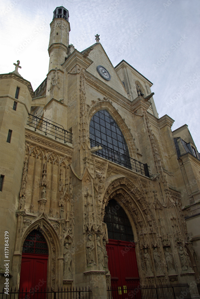 Façade de l’église Saint-Merri à Paris, France