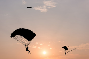 Fotobehang Luchtsport Parachute en vliegtuig bij zonsondergang  © yotrakbutda