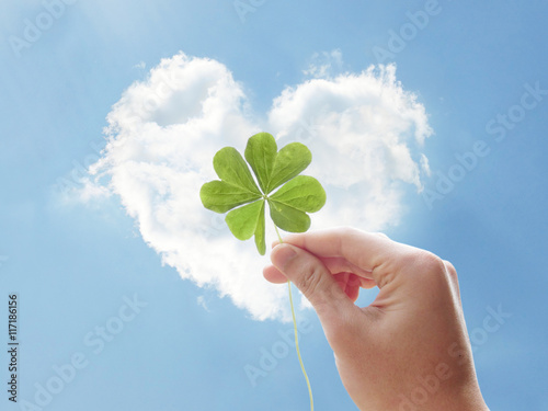Photographie holding clover hand heart cloud