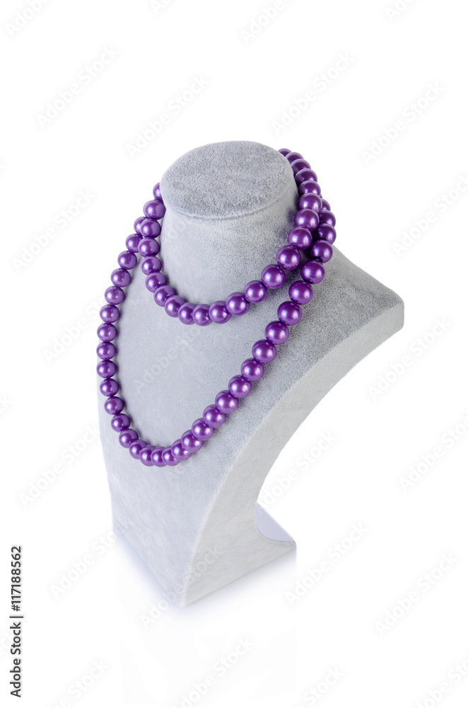 Obraz premium Pearl necklace isolated on the white background