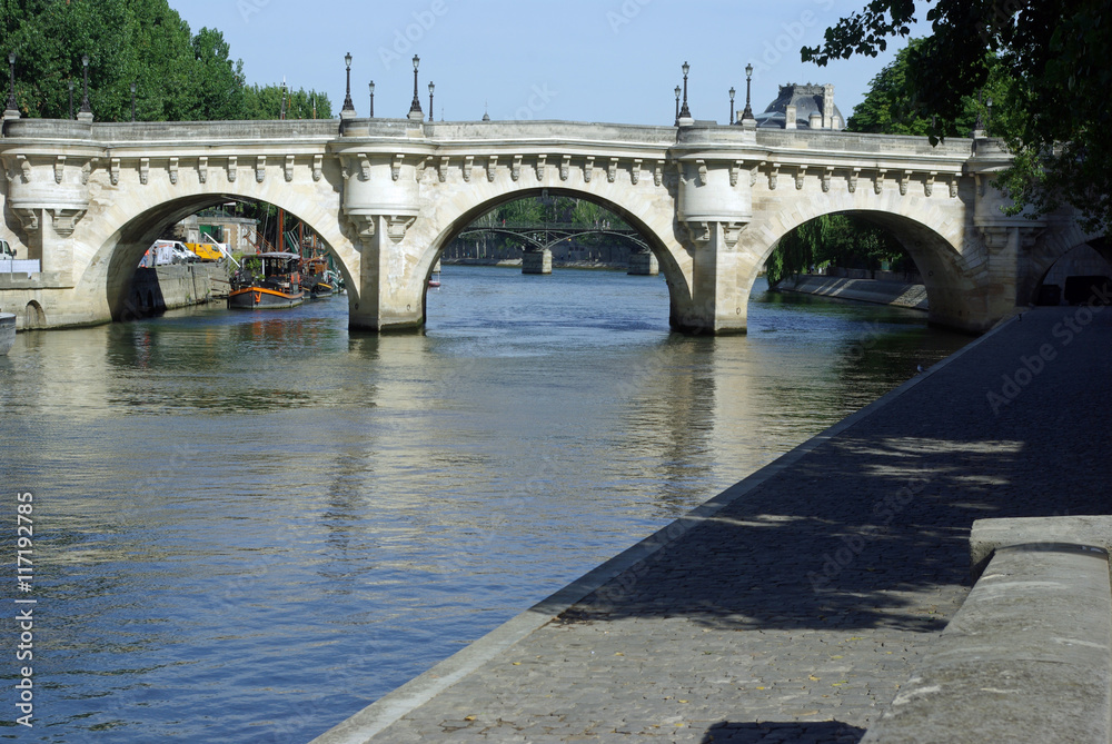Arches du pont Neuf sur la Seine à Paris, France