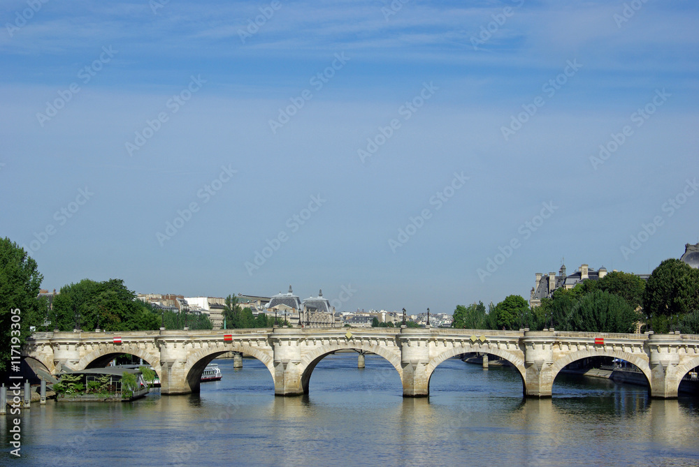 Matin d'été sur le pont Neuf à Paris, France