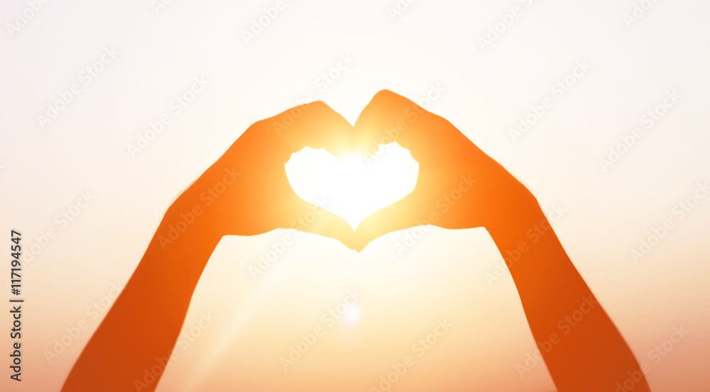 Fototapeta premium kształt dłoni dla Słońca.
