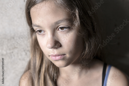 Foto Sad and lonely girl beside wall