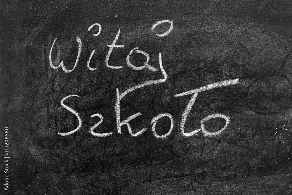 Obraz premium Tablica szkolna. Napis kredą na tablicy: Witaj Szkoło.
