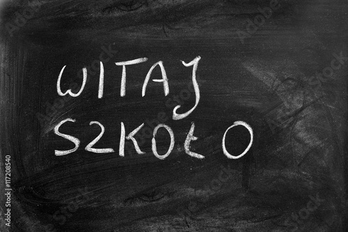 Tablica szkolna. Napis kredą na tablicy: Witaj Szkoło.