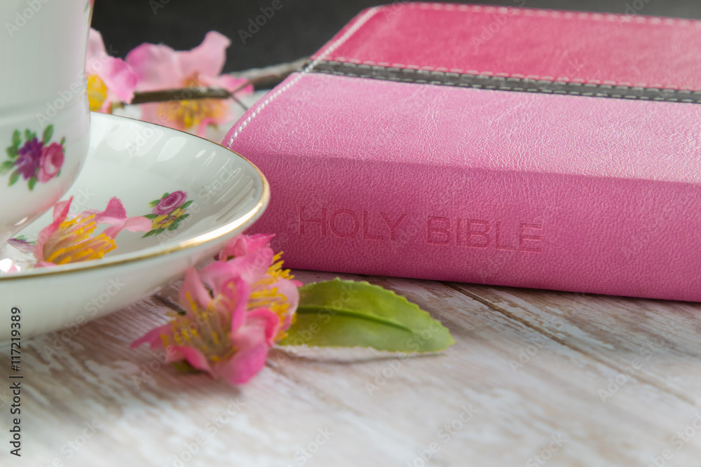 Obraz premium Woman's Bible with a cup of Coffee or Tea