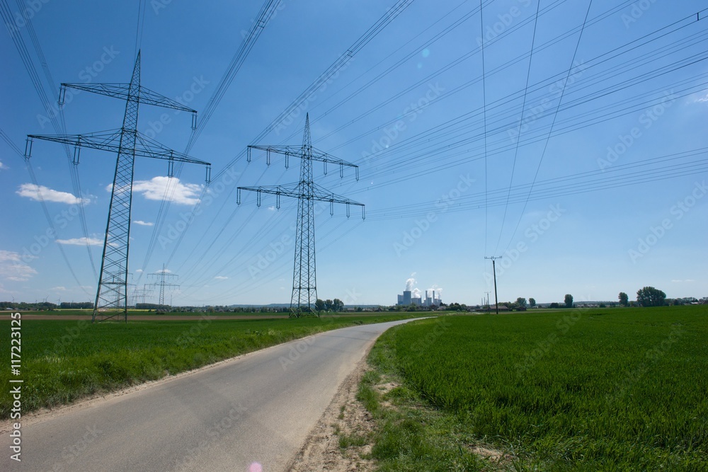 Feldweg mit Strommasten Feldweg mit Strommasten
