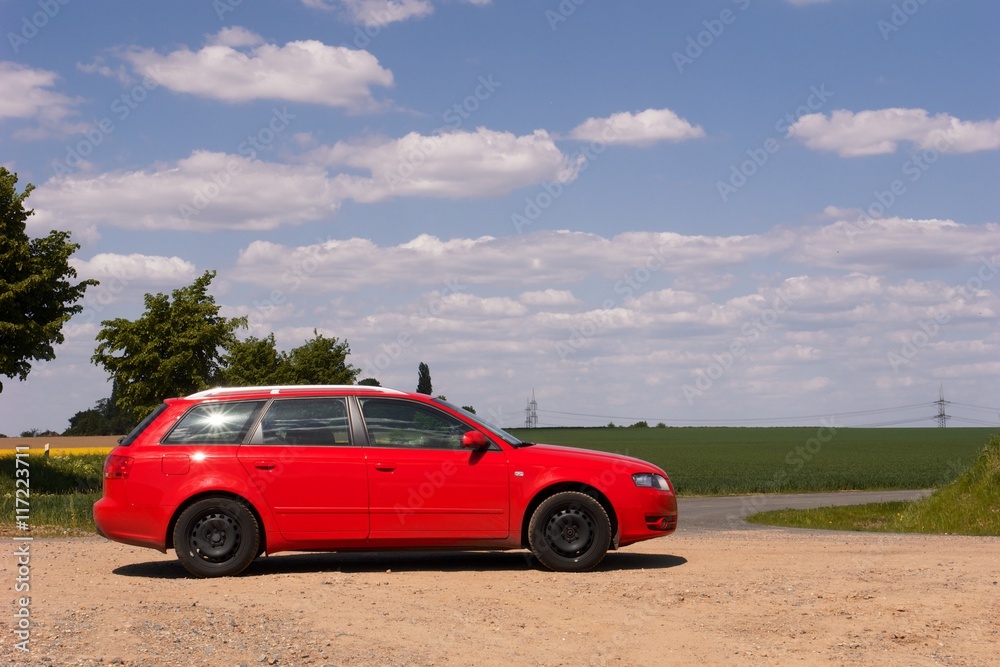 Rotes Auto vor Landschaft