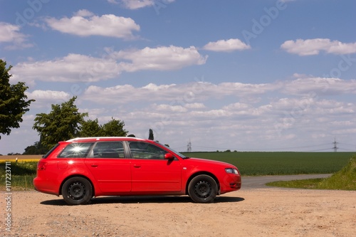 Rotes Auto vor Landschaft © stefanbi1974