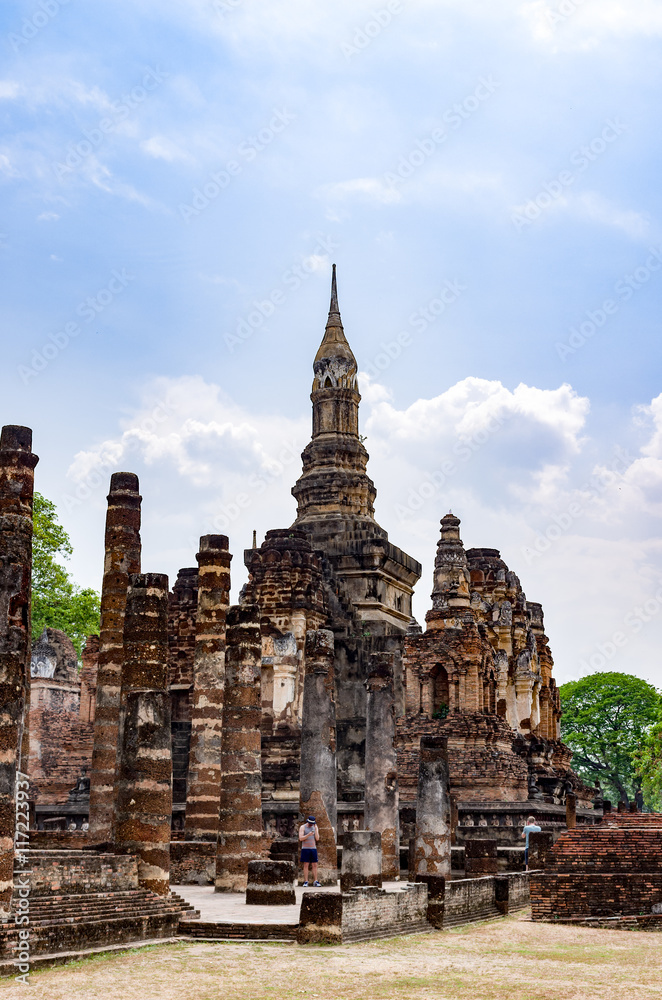 Fototapeta premium スコータイ遺跡公園の巨塔