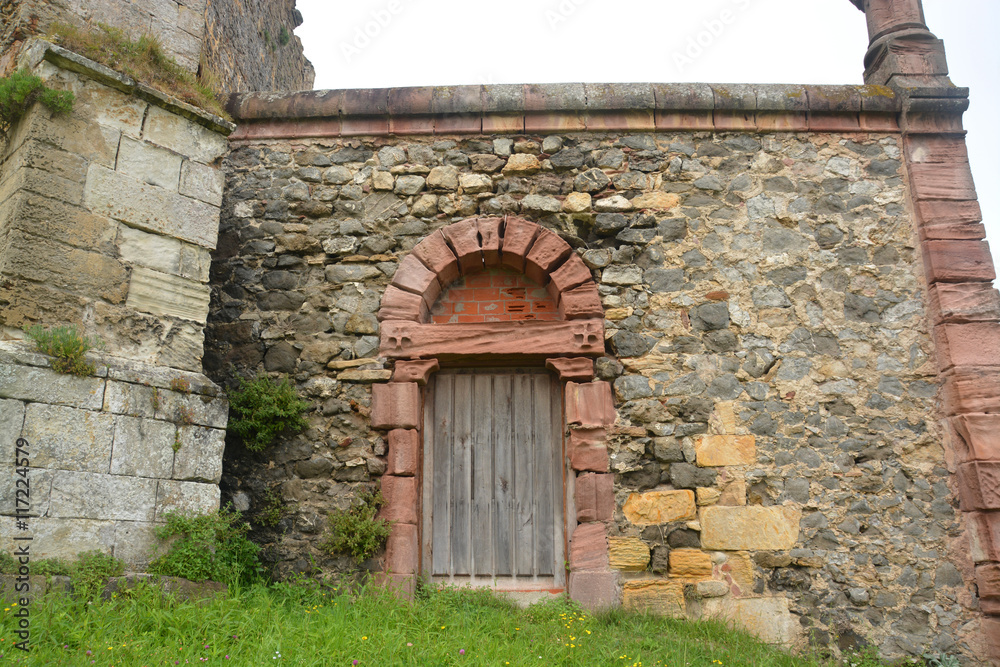 puerta antigua en una muralla de piedra puerta antigua en una muralla de piedra