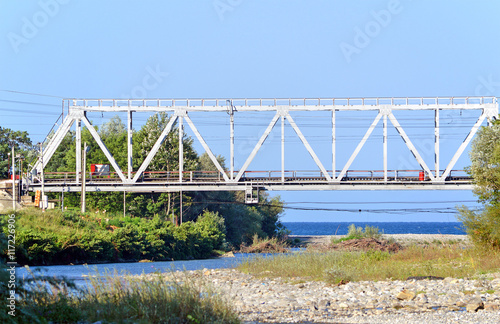 Железнодорожный мост через реку, впадающую в море