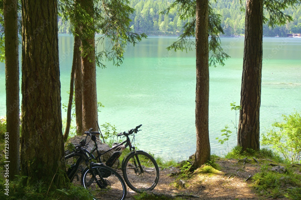 Fototapeta premium Fahrradfahren im Wald an einem Bergsee.