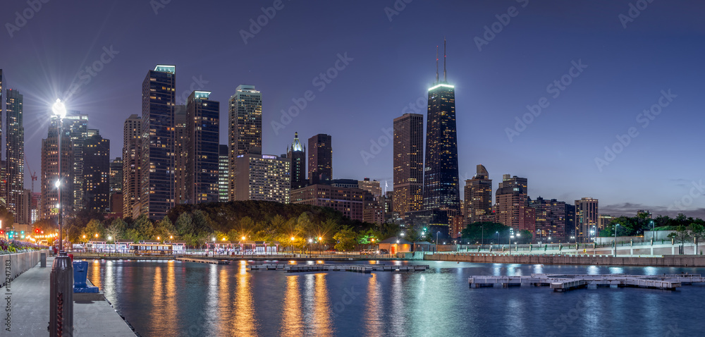 Fototapeta premium Chicago Skyline nocą. Widok z molo Navy