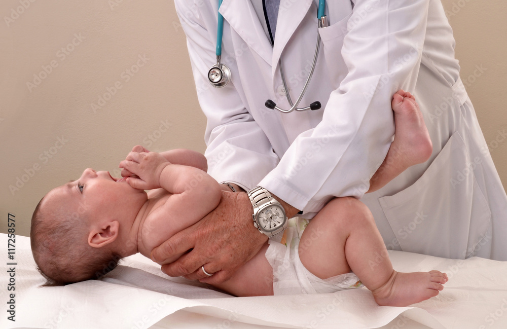 Pediatra examinando a un bebe.en el consultorio. - obrazy, fototapety, plakaty 