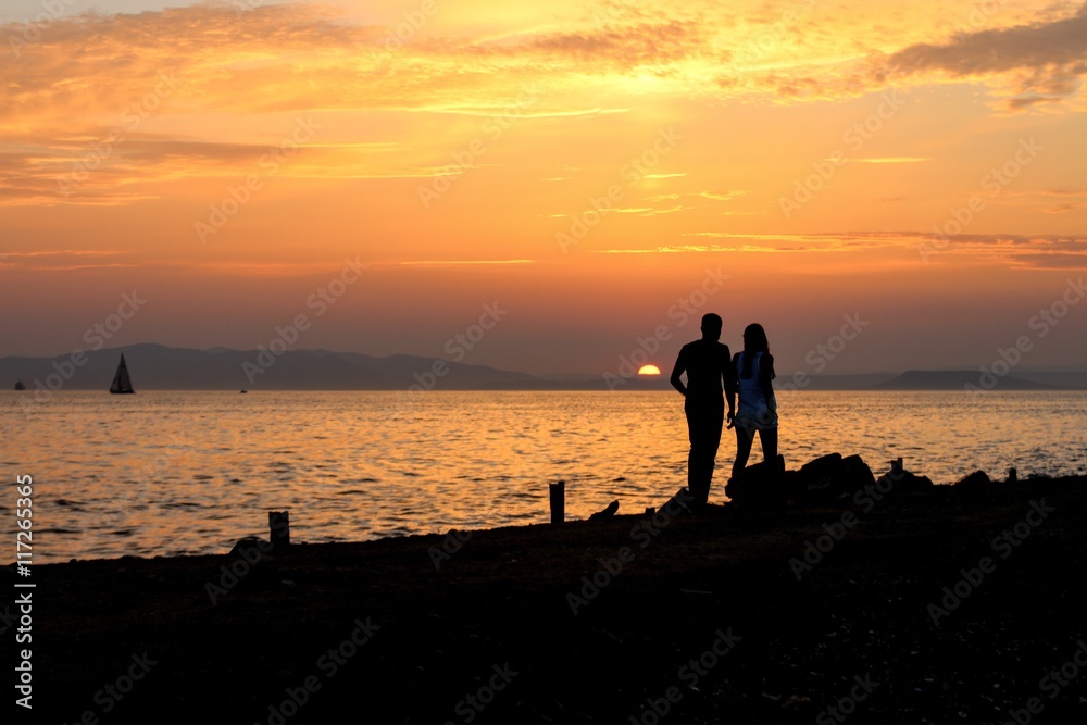 Fototapeta premium Couple on background of sea sunset