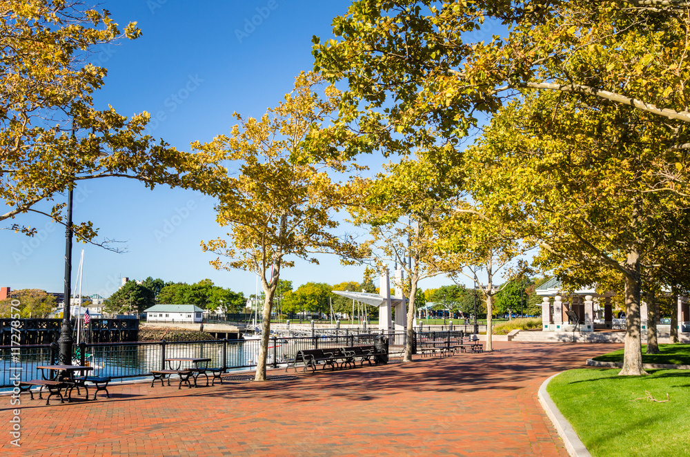 Obraz premium Autumn Park in Boston on a Sunny Day